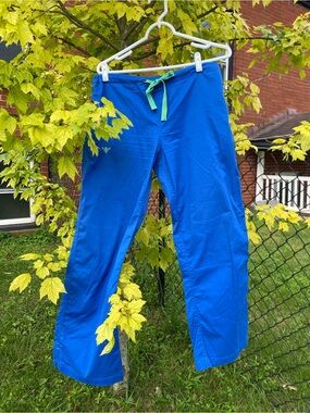 medcouture scrub pants SZ SM P. style 8705P. Blue with light green trim.